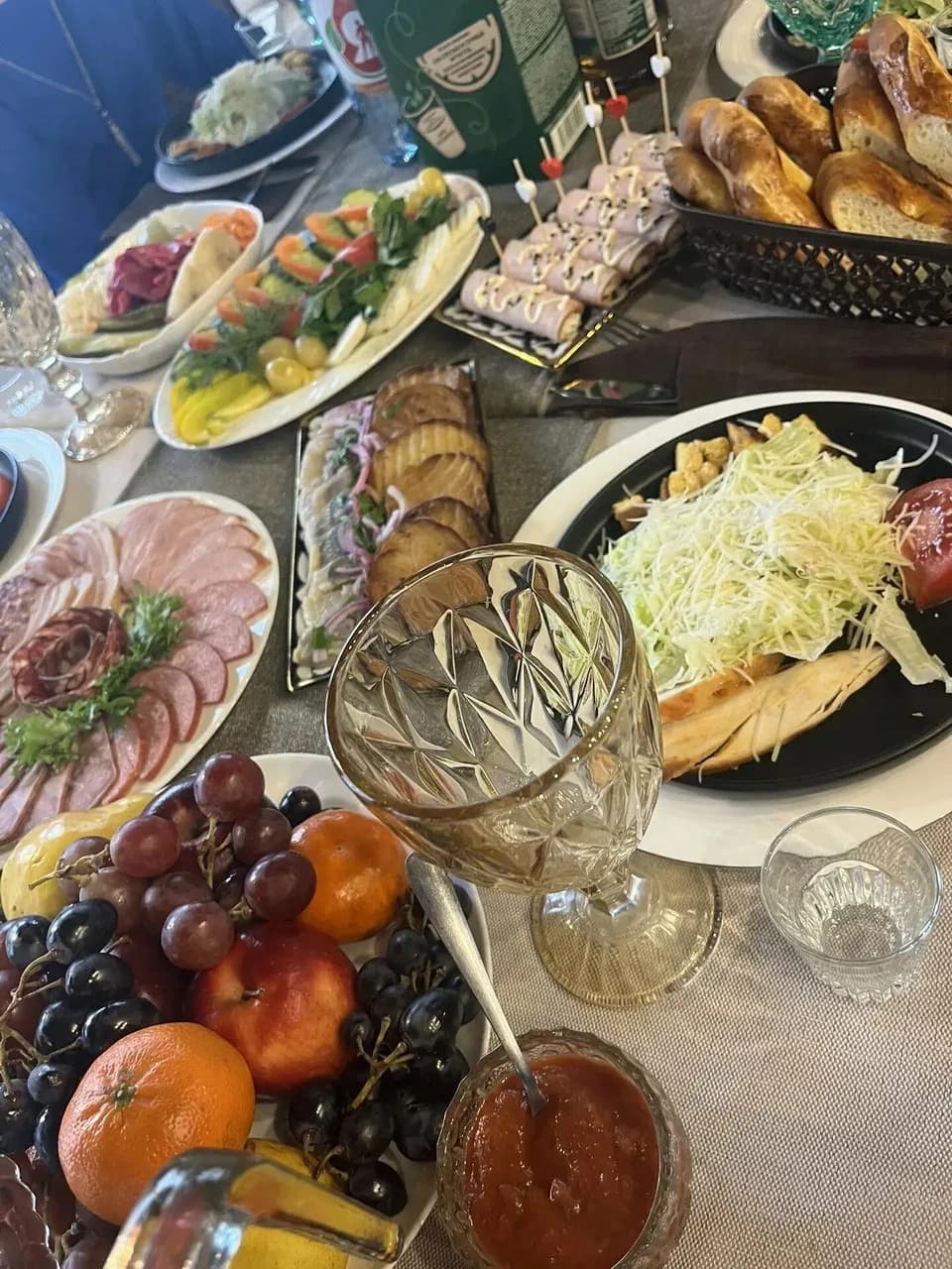 Накрытый банкетный стол в кафе Mascara: мясные и овощные нарезки, салаты, фрукты, выпечка и напитки